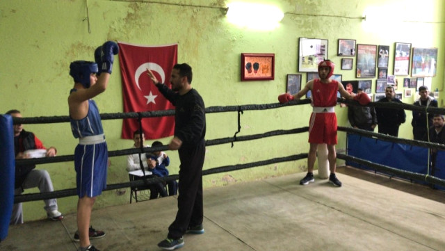 Adana'da Boks İl Seçmelerine 70 Sporcu Katıldı