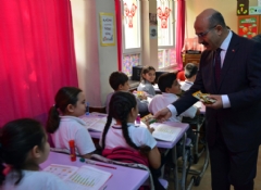 Adanada okullarda kuru üzüm dağıtımı