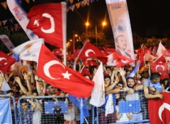 Ak Partililer kutlamada CHP'liler protestoda