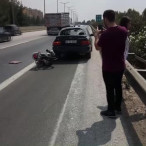 Motosikletli Çarptığı Otomobilin Camından İçeri Girdi