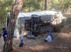 Aladağ'da minibüs devrildi: 20 yaralı