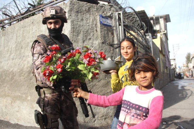 Uyuşturucu Operasyonuna Giden Polisi Çocuklar Çiçekle Karşıladı