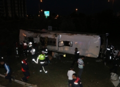 Adanada yolcu otobüsü devrildi: 2 ölü