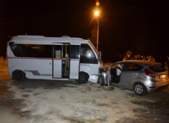  Yolcu minibüsü ile otomobil çarpıştı