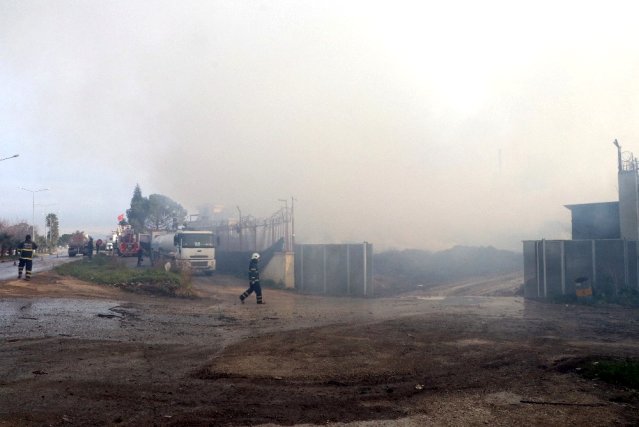 Adana'daki fabrika yangını 3'üncü gününde sürüyor