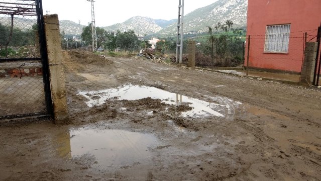 Kozan'da yağışlar sele neden oldu, vatandaş isyan etti