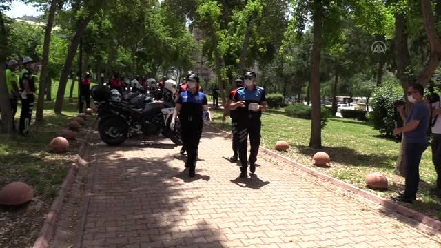 Polisler, gençleri motosiklete bindirerek gezdirdi