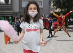 Polisten palyaçolu, pamuk şekerli bayram