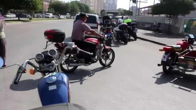 Ehliyetsiz sürücü polise yakalanınca motosikletini yakmaya çalıştı