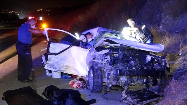 Hafif ticari araçla otomobil çarpıştı: 4 ölü, 4 yaralı