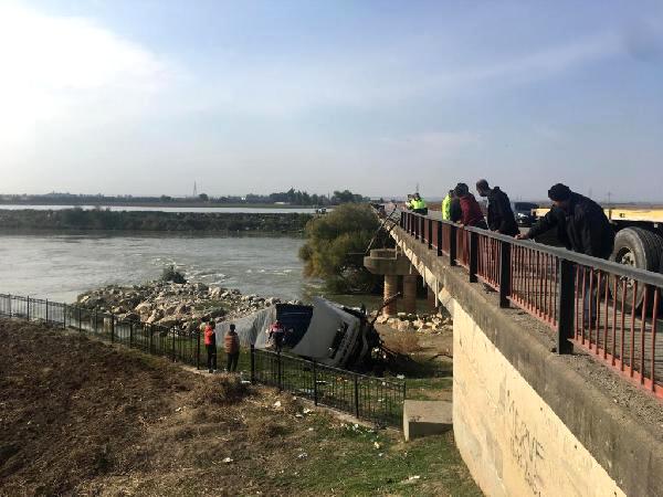 Adana'da tır köprüden aşağı düştü