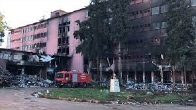 Yangında kullanılmaz duruma gelen eski devlet hastanesi binasında inceleme