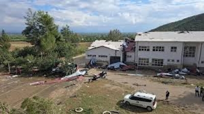 Fırtına Nedeniyle Okulun Çatısı Uçtu