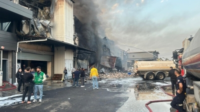 Adana'da 3 katlı hırdavat dükkanında yangın