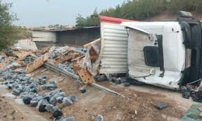 Tır Devrildi: Sürücü Hastaneye Kaldırıldı Tır Devrildi: Sürücü Hastaneye Kaldırıldı