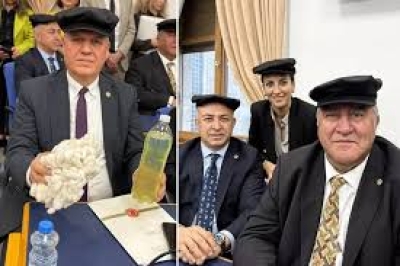 CHP'li vekiller bütçe görüşmelerine kasket takarak geldi