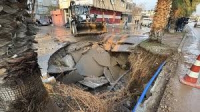 Su borusu patlayınca yol sular altında kaldı