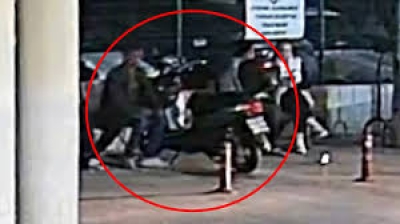 Refakatçi gibi gittikleri hastanenin otoparkından 3 motosiklet çaldılar
