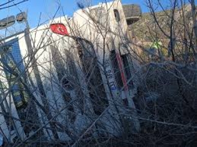 Feke'de tır devrildi, sürücüsü yaralandı