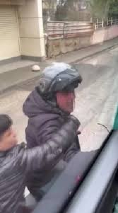 Motosiklet Sürücüsü Kaskla Cam Kırdı Motosiklet Sürücüsü Kaskla Cam Kırdı