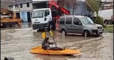 Adana'da sağanak hayatı olumsuz etkiledi