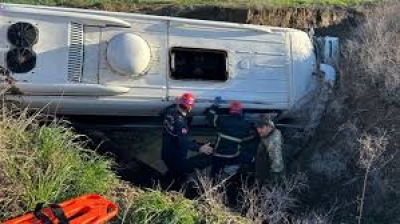 Öğrenci servisi dereye düştü: 2'si ağır 9 yaralı Öğrenci servisi dereye düştü: 2'si ağır 9 yaralı