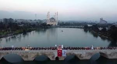 Türk Kızılay'ından Taşköprü üzerinde 3 bin kişilik iftar