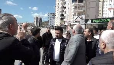 Kavşak Kapatmaya Mahalle Halkı ve Esnaftan Tepki Kavşak Kapatmaya Mahalle Halkı ve Esnaftan Tepki