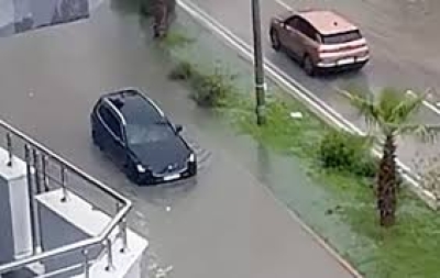 Sağanak Yağış Yolları Göle Döndürdü Sağanak Yağış Yolları Göle Döndürdü