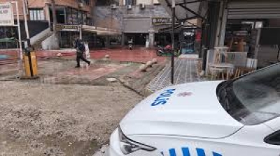 Taklalar atarak uçuruma yuvarlanan otomobilden yaralı kurtuldu