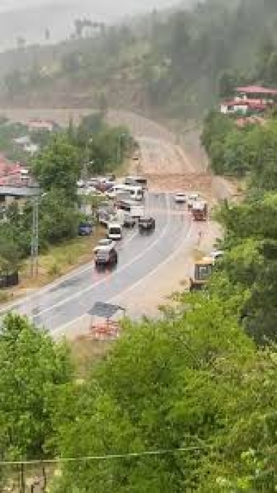Feke-Kozan Yolu Heyelan Nedeniyle Kapandı