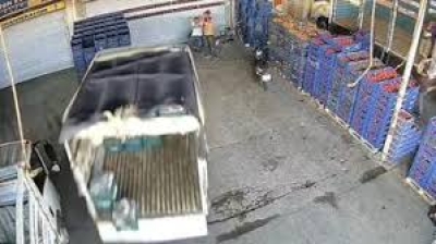 İş yerinin önünde otururken kamyonet çarptı