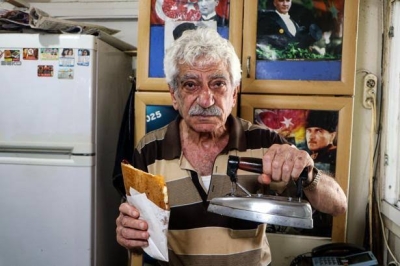 15 metrekarelik dükkanında, 50 yıldır aynı ütüyle 'ütü tostu' yapıyor