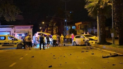 Kozan'da otomobiller çarpıştı; 1 yaralı Kozan'da otomobiller çarpıştı; 1 yaralı