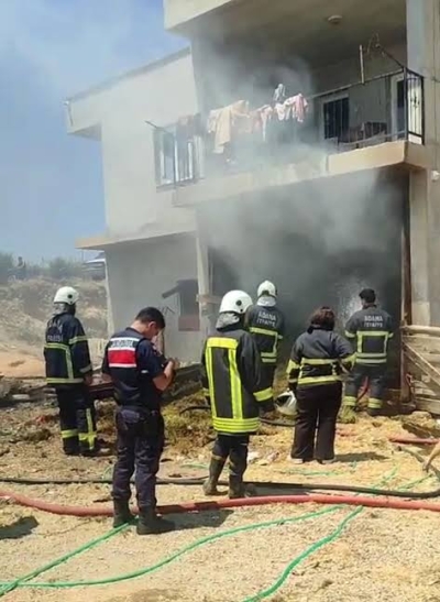 Kozan'da saman balyaları küle döndü Kozan'da saman balyaları küle döndü
