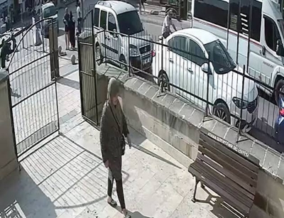 Camiye giren kadının çantasından altınlarını çalan şüpheli tutuklandı Camiye giren kadının çantasından altınlarını çalan şüpheli tutuklandı