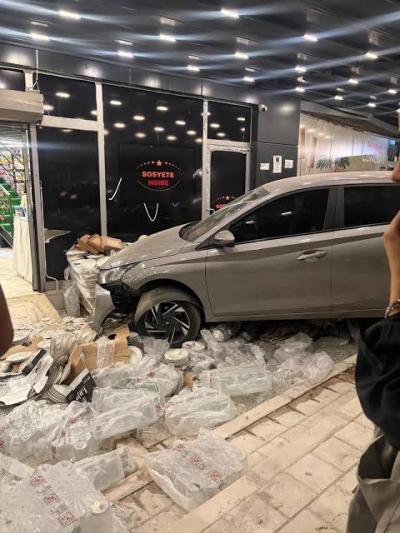 Sarıçam'da iki otomobil kısa aralıklarla aynı mağazaya girdi