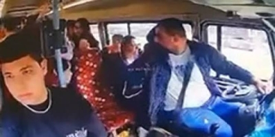 Yüreğir'de minibüs dolmuşa çarptı Yüreğir'de minibüs dolmuşa çarptı