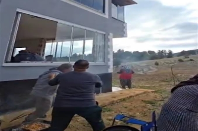 Adana'daki depreme mangal başında yakalandılar!
