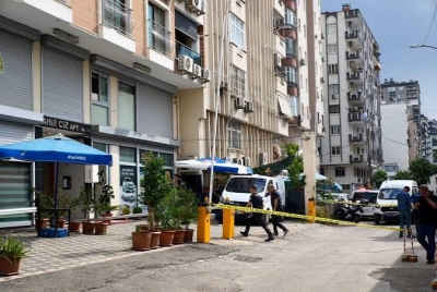 İş yerinin önünde otururken başından vuruldu