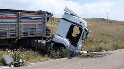 Tırla kamyonetin çarpışması sonucu 3 kişi öldü