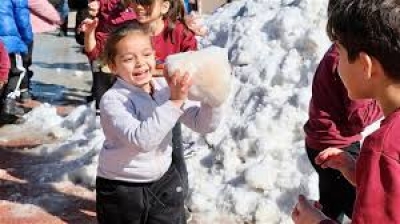 Adanalı Çocuklar Kartopu Oynadı, Kardan Adam Yaptı