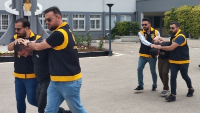 Evlerinde silah ele geçirilen 3 kardeş gözaltına alındı