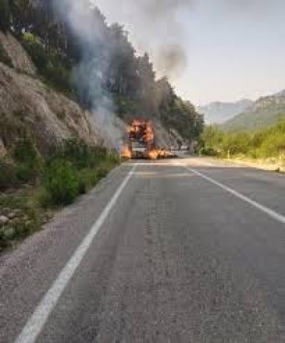 Kozan'da Saman yüklü kamyonet alev alev yandı