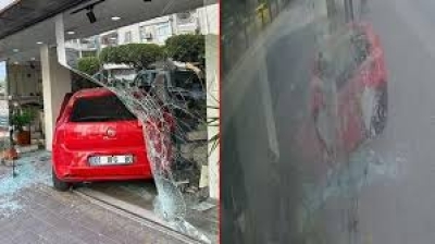 Otomobil, ayakkabı mağazasına daldı