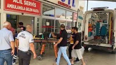Kozan'da devrilen traktörde iki kişi yaralandı