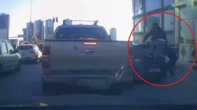 Tartıştıkları kişinin otomobiline sopa ve sandalyelerle zarar verdiler