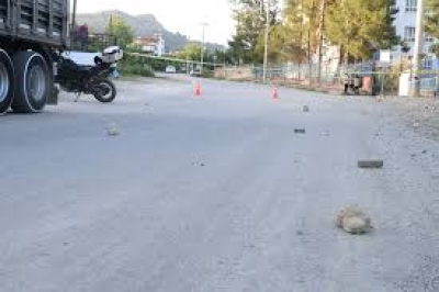 Silahlı kavgada 1 kişi öldü, 2 kişi yaralandı Silahlı kavgada 1 kişi öldü, 2 kişi yaralandı
