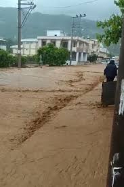 Heyelan TIR'ları Sürüklüyor