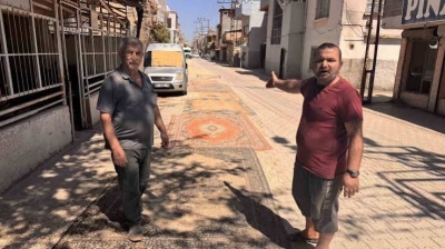 Tozdan Bıkan Mahalleli Sokağa Halı Serdi
